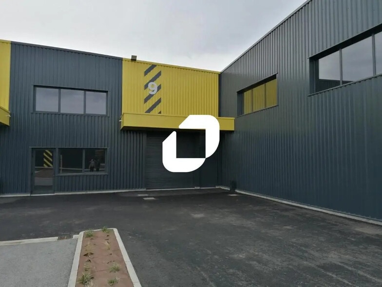 Light Industrial in Frans to rent - Building Photo - Image 1 of 14