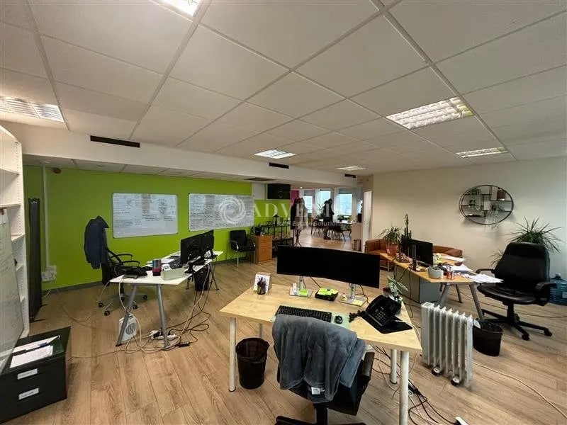 Vente Bureaux 179 m² - Photo 1