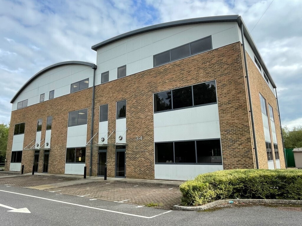 Riverside W, Wooburn Green to rent Building Photo- Image 1 of 8