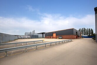 706-707 Stirling Rd, Slough to rent Building Photo- Image 1 of 2