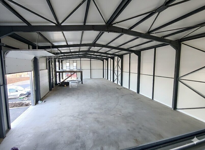 Retail in Bourgoin-Jallieu to rent - Building Photo - Image 3 of 8