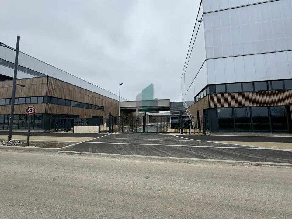 Light Industrial in Tremblay-en-France to rent Building Photo- Image 1 of 3