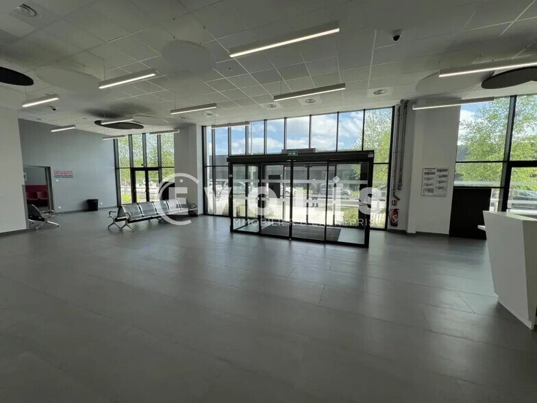 4 Rue Galilée, Champs-sur-Marne to rent - Lobby - Image 2 of 12