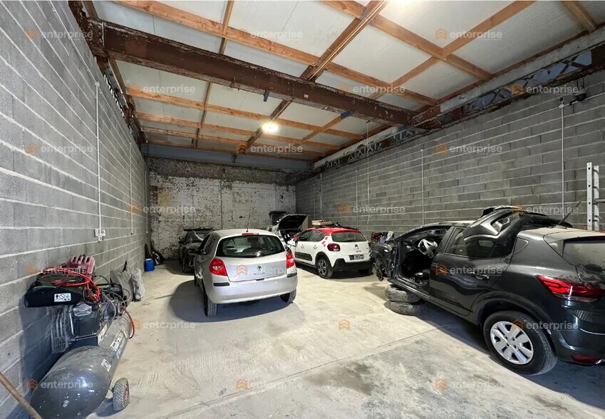 Light Industrial in Roubaix to rent - Interior Photo - Image 2 of 4