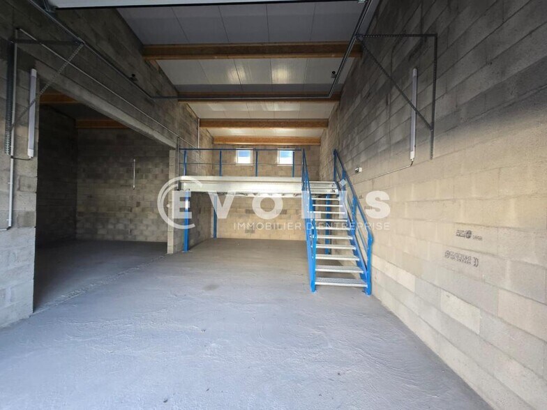 Light Industrial in Brieres Les Scelles for sale - Interior Photo - Image 2 of 11