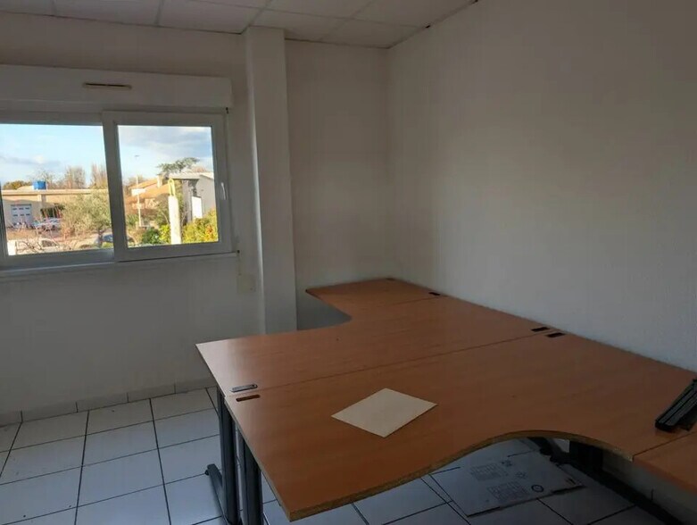 Office in Valence to rent - Building Photo - Image 3 of 6
