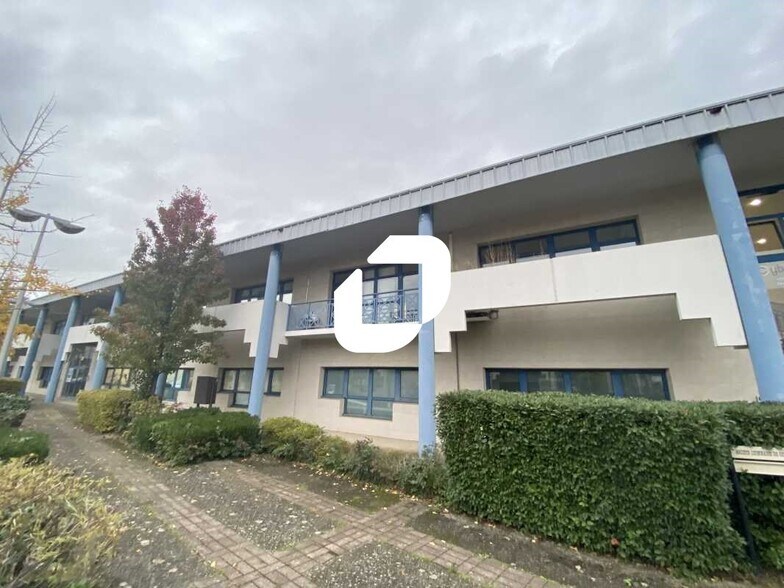 Office in Bron to rent - Building Photo - Image 1 of 9