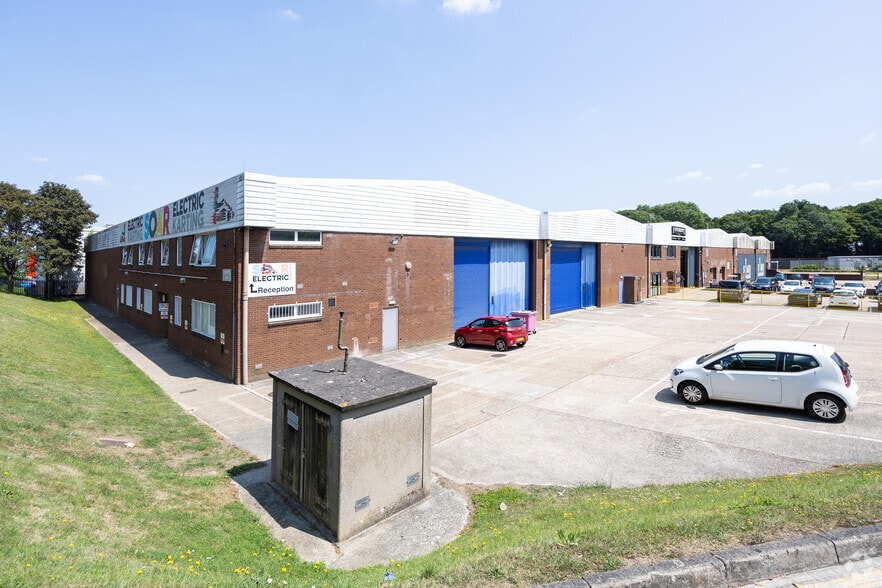 Courteney Rd, Gillingham to rent - Building Photo - Image 2 of 7