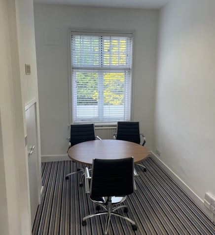 2 High St, Pinner to rent - Interior Photo - Image 2 of 8