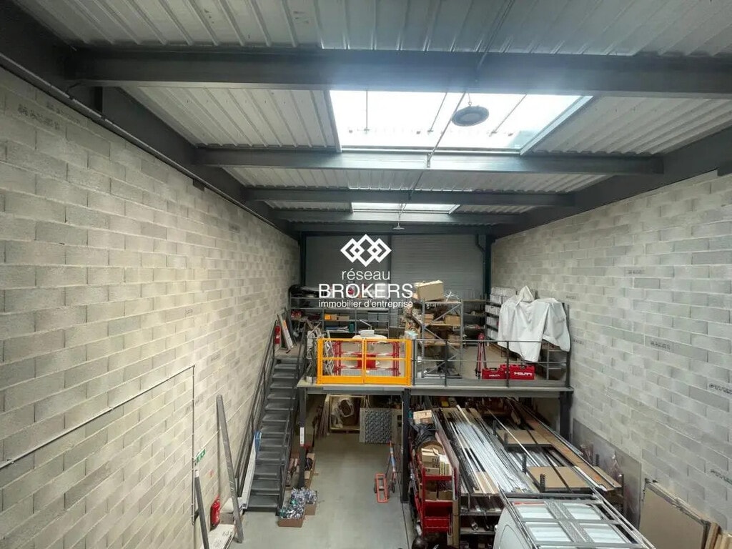 Location Entrepôt 198 m² - Photo 1