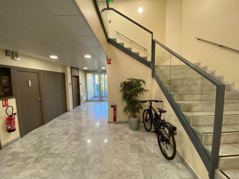 Office in Bron to rent - Interior Photo - Image 3 of 6