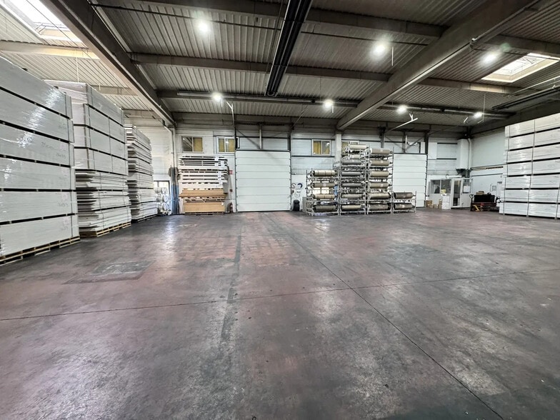 18 Rue De L'Equerre, SAINT-OUEN-L'AUMONE to rent - Interior Photo - Image 3 of 11