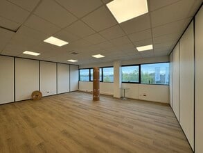 Light Industrial in Taverny to rent Interior Photo- Image 1 of 11
