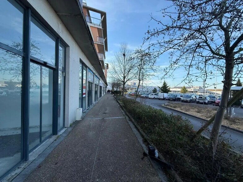 Retail in Quincy-sous-Sénart to rent - Building Photo - Image 1 of 10