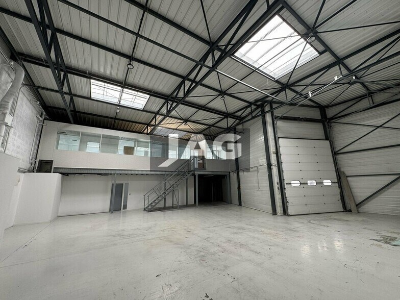 Light Industrial in Saint-Priest for sale - Interior Photo - Image 3 of 10