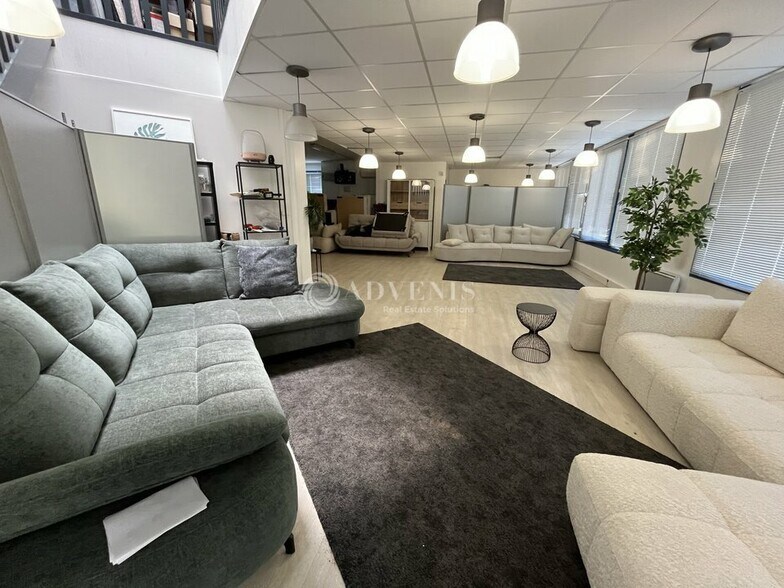 Light Industrial in Croissy Beaubourg to rent - Interior Photo - Image 2 of 7