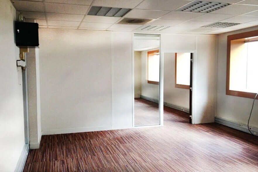 15-27 Rue Du 1er Mai, Nanterre to rent - Interior Photo - Image 3 of 7