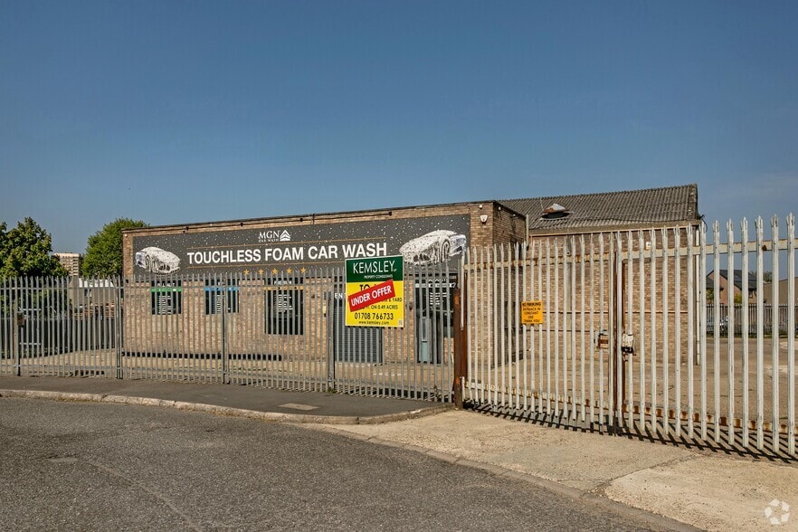 1-2 Langley Clos, Romford for sale - Primary Photo - Image 1 of 1