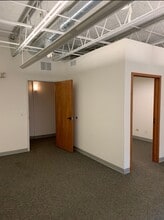 103 Schelter Rd, Lincolnshire, IL to rent Interior Photo- Image 2 of 3