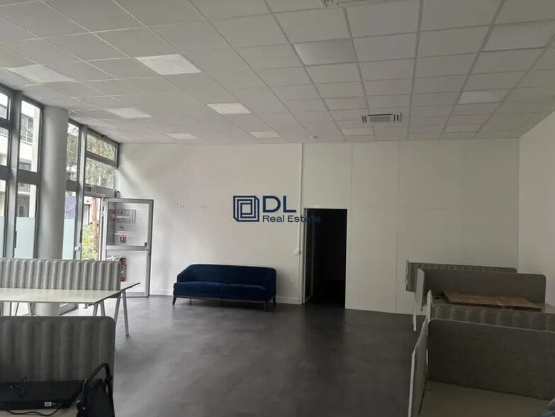 Office in Montrouge to rent - Interior Photo - Image 2 of 4