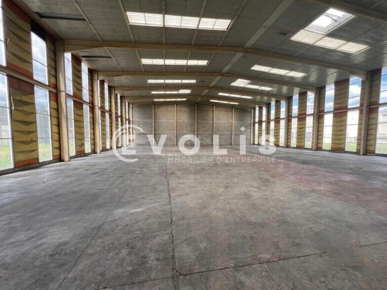 Industrial in Etampes for sale - Interior Photo - Image 1 of 5