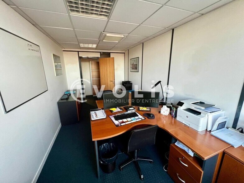 Office in Evry Courcouronnes for sale - Building Photo - Image 3 of 9
