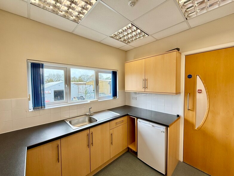2-4 Kingsfield Close, Northampton to rent - Building Photo - Image 3 of 4