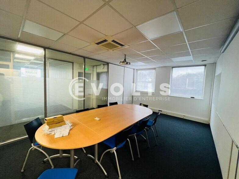 Light Industrial in Champs-sur-Marne to rent - Interior Photo - Image 2 of 6