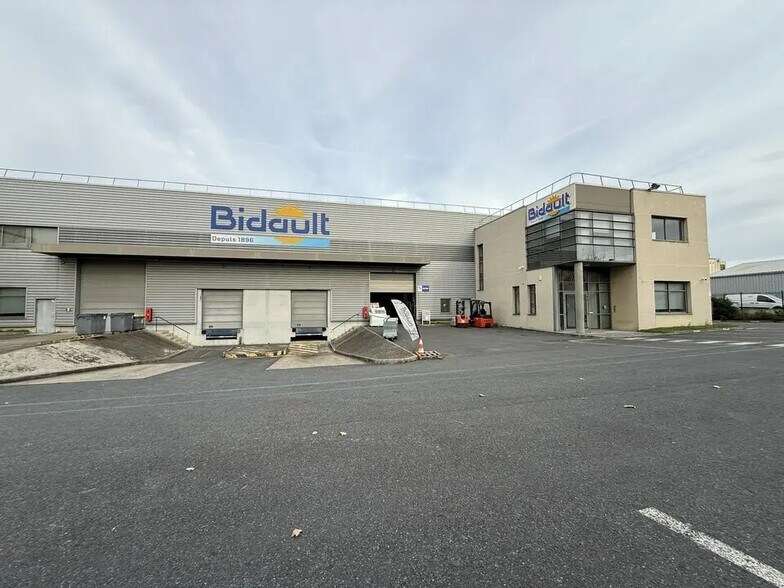 Light Industrial in Gennevilliers to rent - Building Photo - Image 2 of 12
