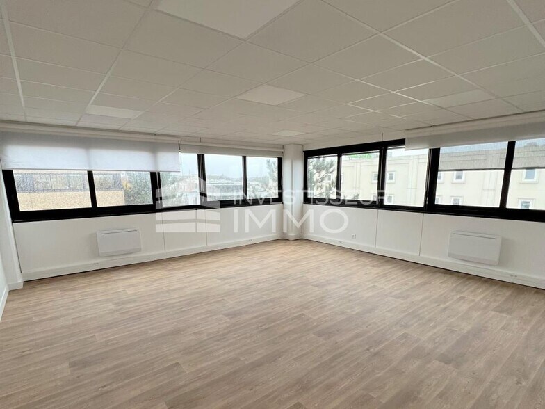 Office in Courbevoie for sale - Interior Photo - Image 2 of 6