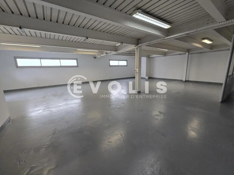 Light Industrial in Les Ulis to rent - Interior Photo - Image 2 of 9