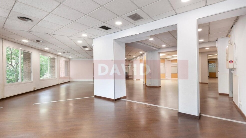 Office in Barcelona, Barcelona to rent - Building Photo - Image 2 of 4
