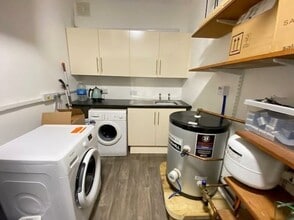 4-6 Queen St, Carmarthen to rent Interior Photo- Image 1 of 4