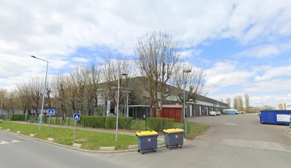 Office in Coignières to rent - Building Photo - Image 1 of 6