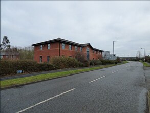 Crab Apple Way, Evesham to rent Building Photo- Image 2 of 8