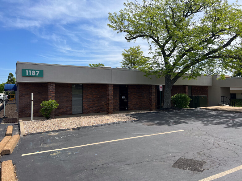 1187 Corporate Lake Dr, Creve Coeur, MO for rent - Building Photo - Image 1 of 4