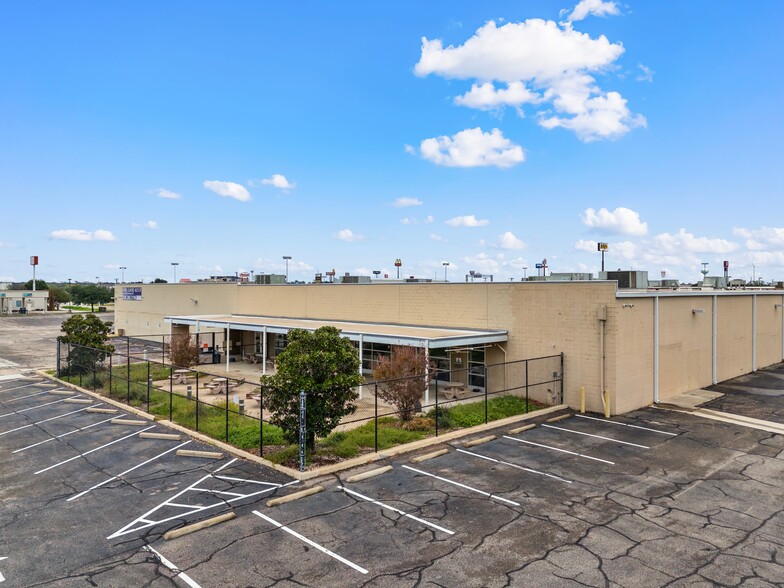 1205 N Loop 340, Waco, TX for rent - Building Photo - Image 2 of 9