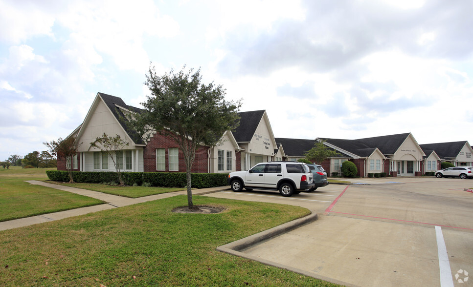 7002 Riverbrook Dr, Sugar Land, TX for sale - Primary Photo - Image 1 of 1