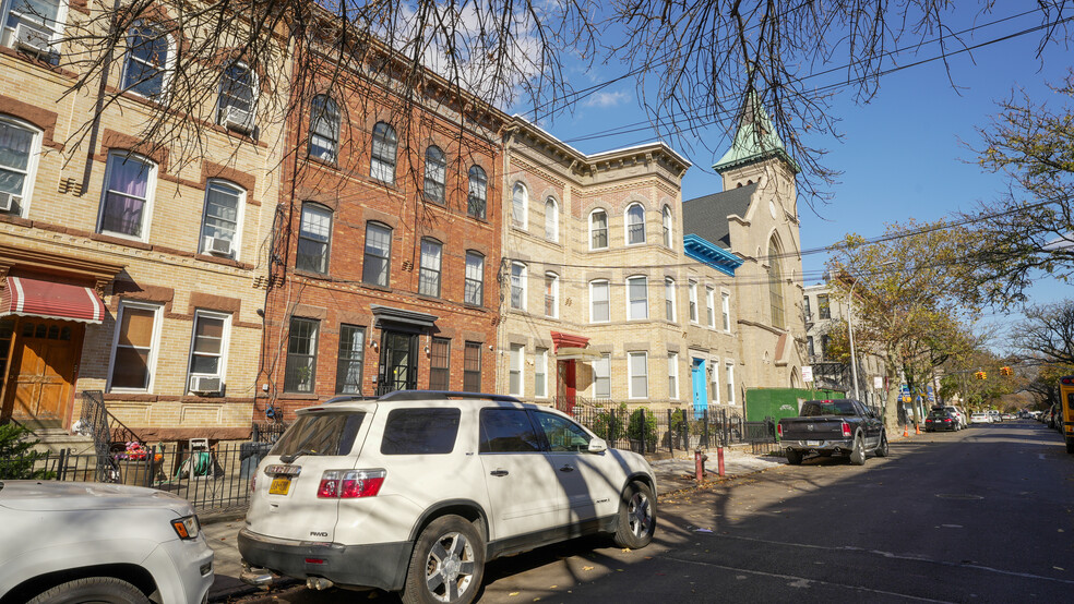 17-31 Linden St, Ridgewood, NY for sale - Building Photo - Image 3 of 4