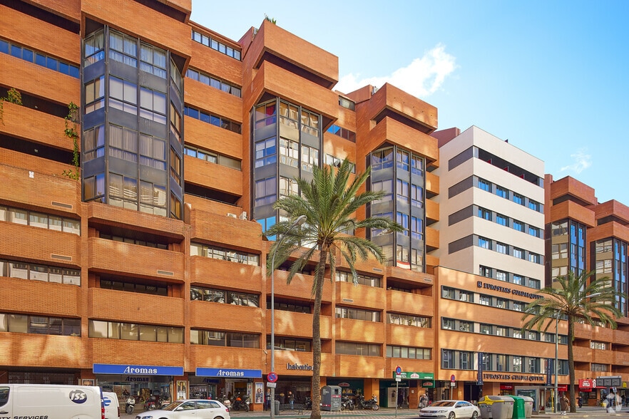 Avenida de la República Argentina, 21, Seville, Sevilla to rent - Building Photo - Image 2 of 13