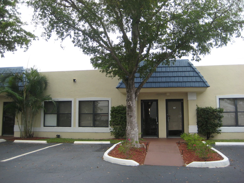 2840 NW 2nd Ave, Boca Raton, FL for rent - Building Photo - Image 1 of 8