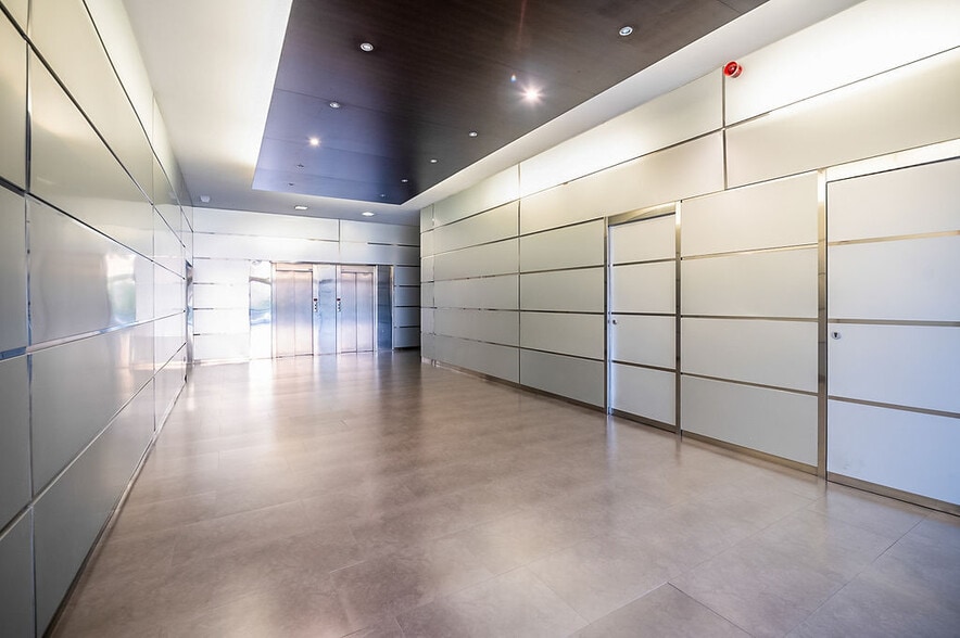 Carrer de Llorenç Agustí Claveria, Lleida, Lérida for sale - Building Photo - Image 2 of 17