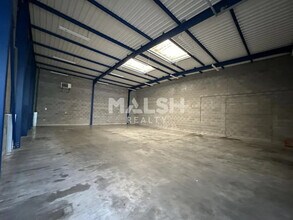 Light Industrial in Décines-Charpieu to rent Interior Photo- Image 2 of 3