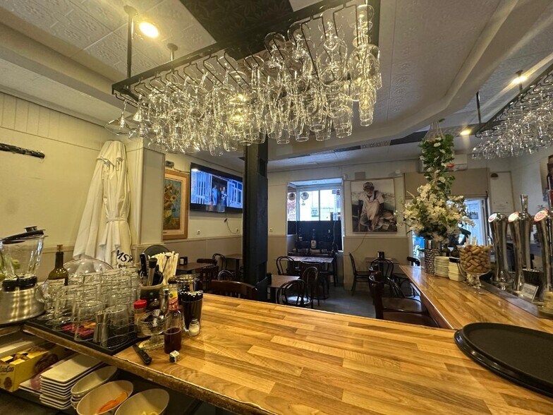 Retail in Madrid, Madrid to rent - Primary Photo - Image 1 of 1