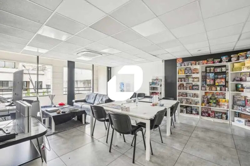 Office in Levallois-Perret to rent - Building Photo - Image 3 of 12