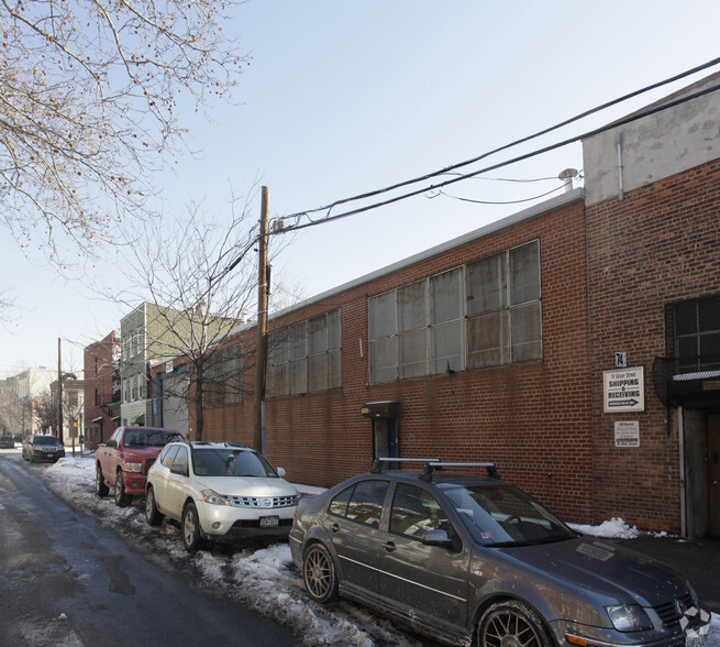 82-88 Calyer St, Brooklyn, NY for sale - Primary Photo - Image 1 of 1