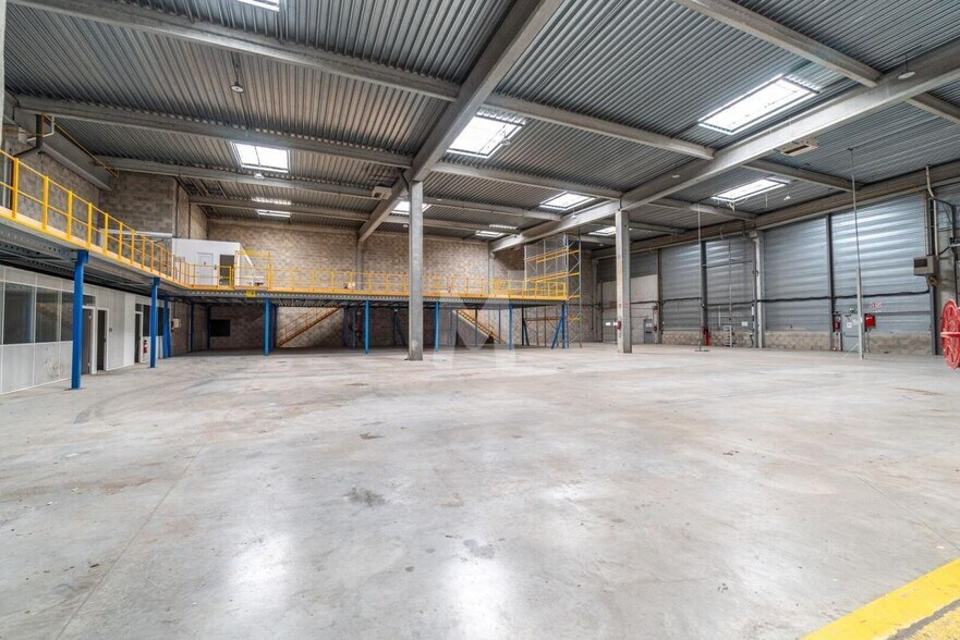 Industrial in Combs-la-Ville to rent - Building Photo - Image 2 of 14