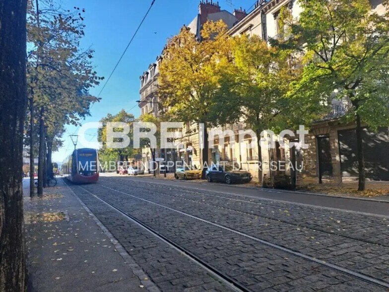 Retail in Dijon to rent - Aerial - Image 3 of 5