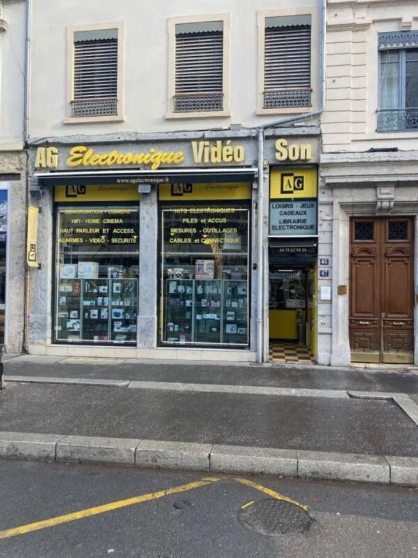 Retail in Lyon to rent Building Photo- Image 1 of 7