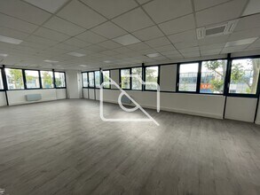 Office in Fresnes to rent Interior Photo- Image 1 of 7